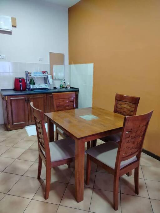 Homestay Elina - Cheap And Cosy Порт-Диксон Экстерьер фото