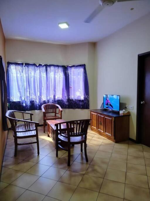 Homestay Elina - Cheap And Cosy Порт-Диксон Экстерьер фото